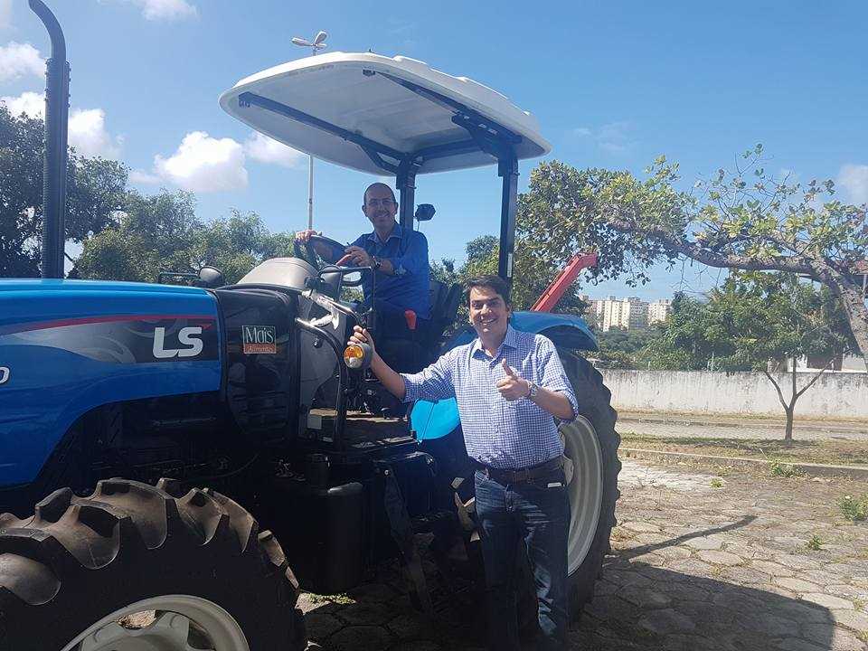 Trator presenteado pelo Deputado Pedro